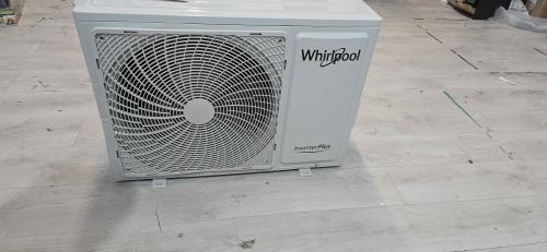 Reducere  Aparat de aer conditionat Whirlpool SPIW312A3WF20 Premium Wi-Fi, 12000 BTU, Filtru Hepa, Voice control, 6Th Sence, Clasa A+++ (Alb)