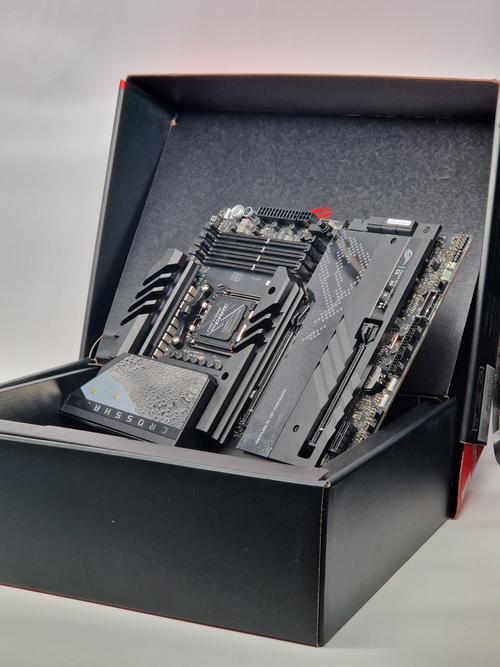 Reducere  Placa de baza ASUS ROG CROSSHAIR X670E HERO, AMD AM5, DDR5, ATX